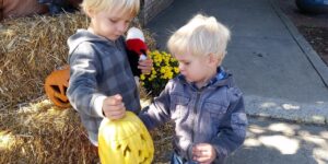 Niños disfrazados celebrando Halloween