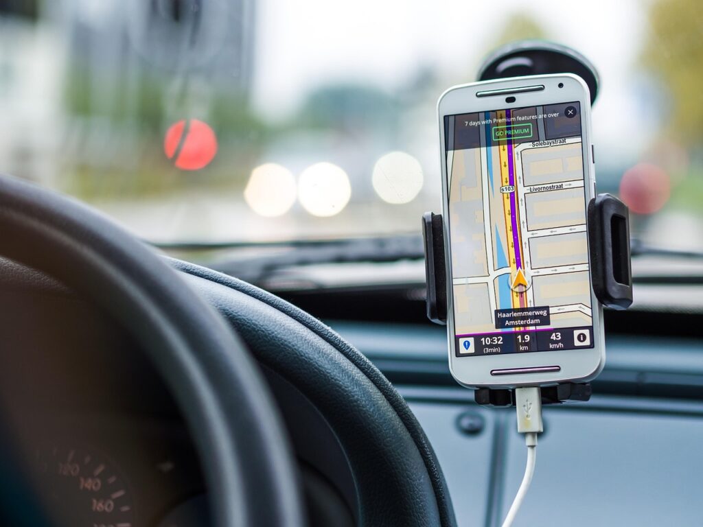 Teléfono con aplicación de navegación GPS montado en el tablero de un auto