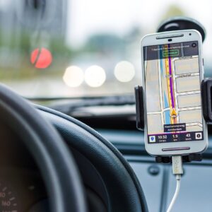 Teléfono con aplicación de navegación GPS montado en el tablero de un auto