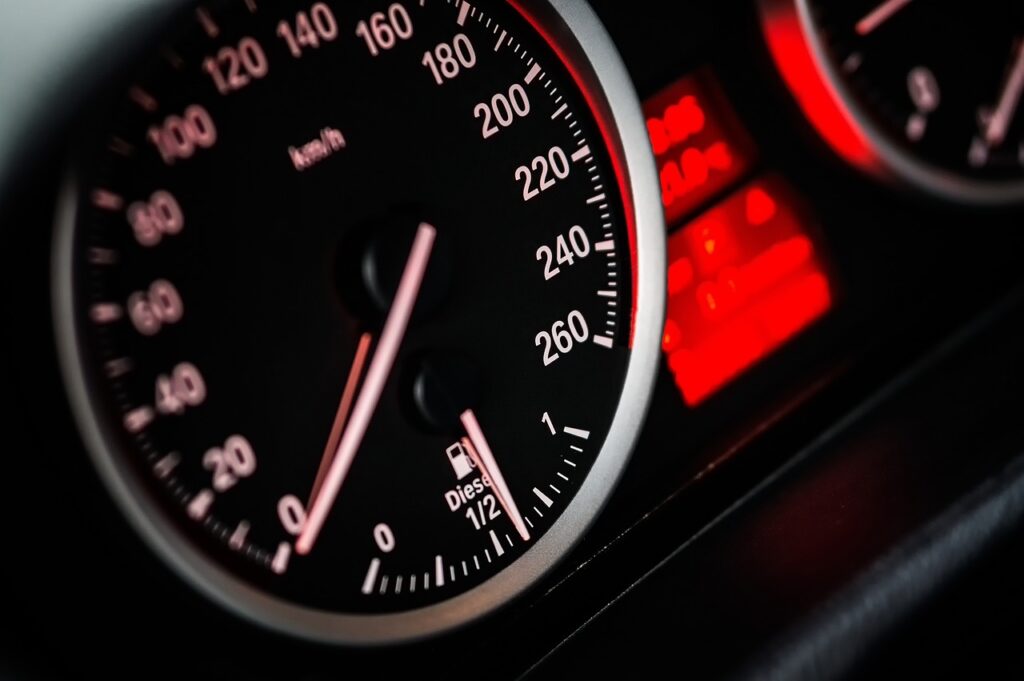 Velocímetro de un panel de auto que representa la velocidad de carga de un sitio web