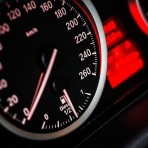 Velocímetro de un panel de auto que representa la velocidad de carga de un sitio web