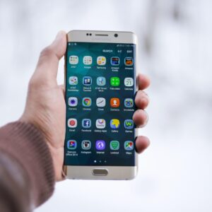 Mano sosteniendo un teléfono inteligente Android con la pantalla encendida