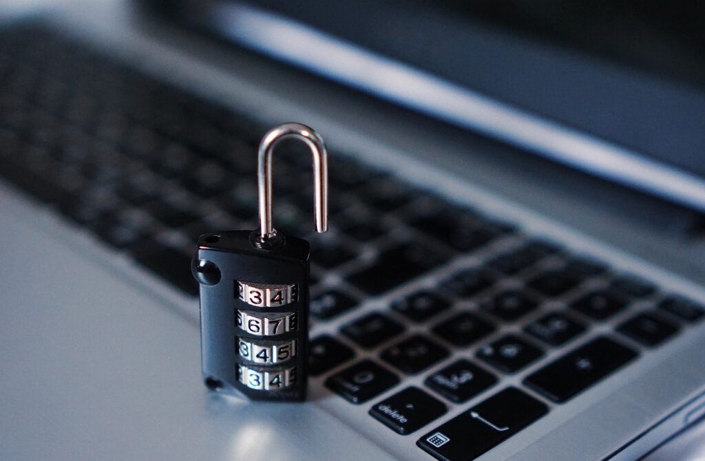 Candado sobre un teclado que representa la protección de cuentas