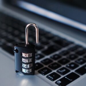 Candado sobre un teclado que representa la protección de cuentas