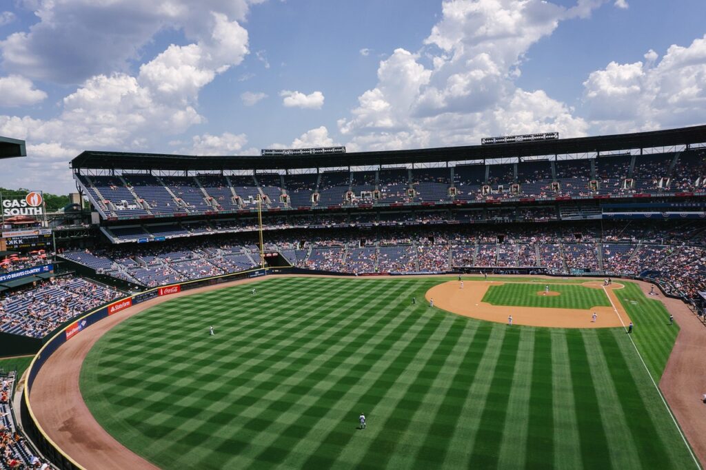 Estadio de béisbol con jugadores en el terreno (imagen ilustrativa)