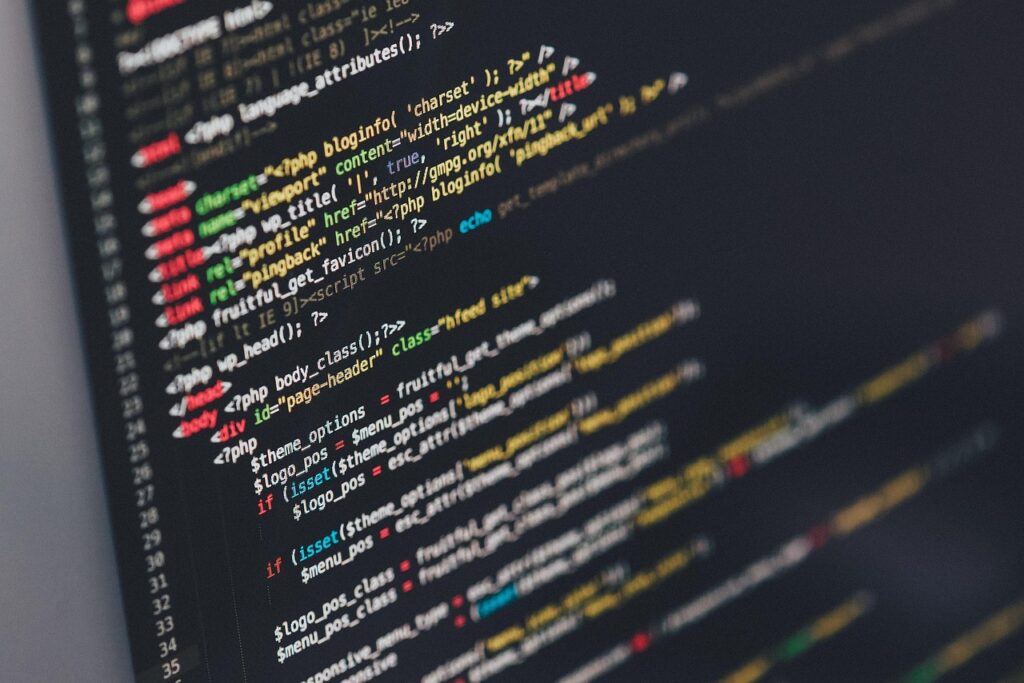Pantalla de computadora con código de programación