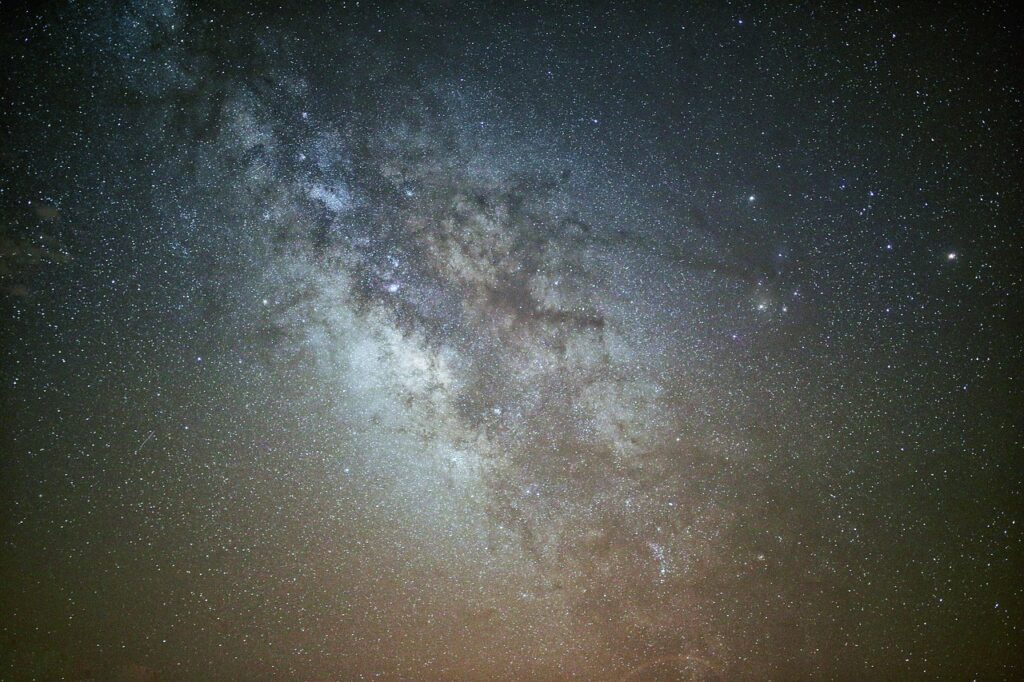 Cielo nocturno con la Vía Láctea y miles de estrellas