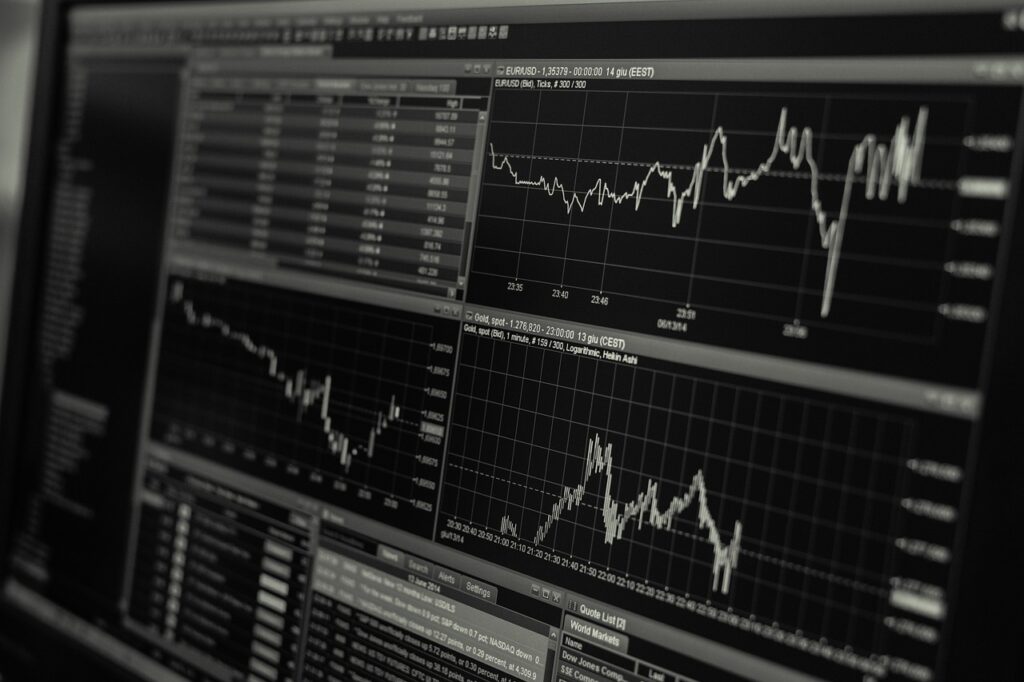 Monitor con gráficos financieros y datos del mercado de valores