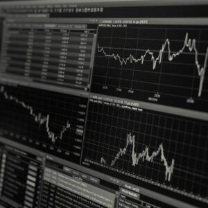 Monitor con gráficos financieros y datos del mercado de valores