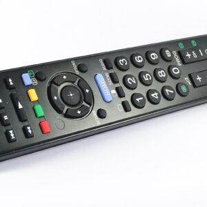 Mano sosteniendo un control remoto apuntando a un televisor