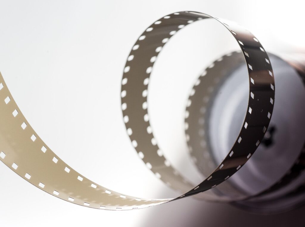 Carrete de película antiguo sobre fondo oscuro