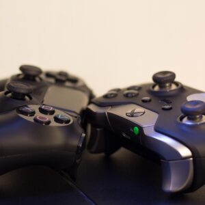 Controles de videoconsola sobre una mesa