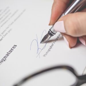 Persona firmando un contrato de trabajo con bolígrafo