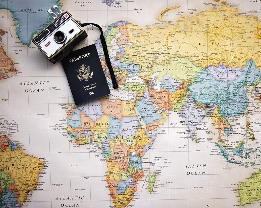 Pasaporte sobre un mapa del mundo