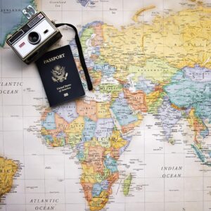 Pasaporte sobre un mapa del mundo