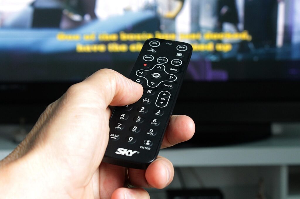 Control remoto apuntando a un televisor