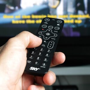 Control remoto apuntando a un televisor