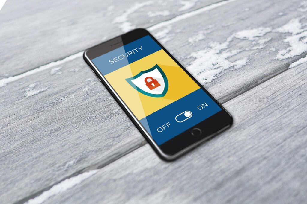 Teléfono móvil con un candado que representa la seguridad de las cuentas