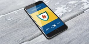 Teléfono móvil con un candado que representa la seguridad de las cuentas