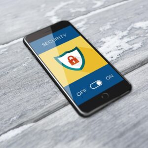 Teléfono móvil con un candado que representa la seguridad de las cuentas