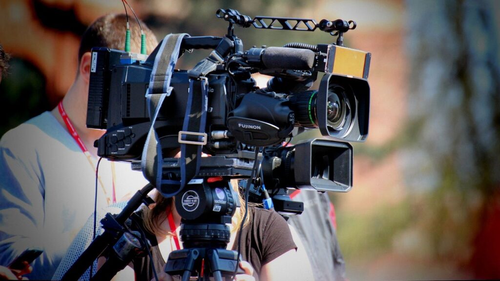 Operador grabando con una cámara de video (imagen ilustrativa)