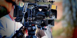 Operador grabando con una cámara de video (imagen ilustrativa)