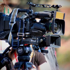 Operador grabando con una cámara de video (imagen ilustrativa)