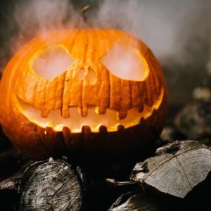 Calabaza de Halloween iluminada con una vela en la oscuridad
