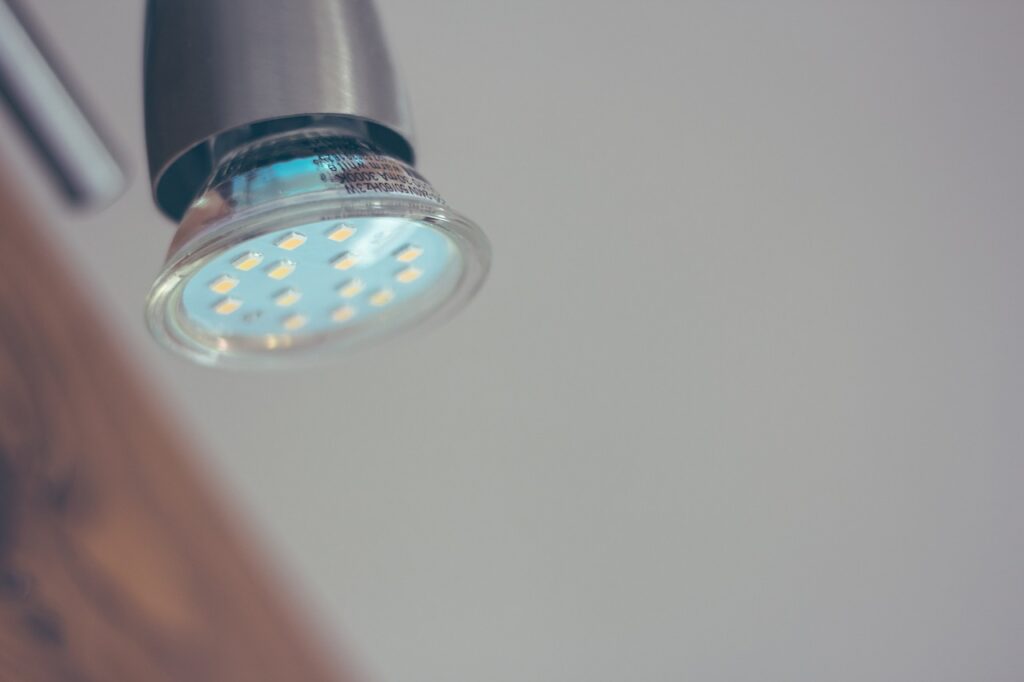 Bombilla LED encendida, símbolo de ahorro de energía en el hogar