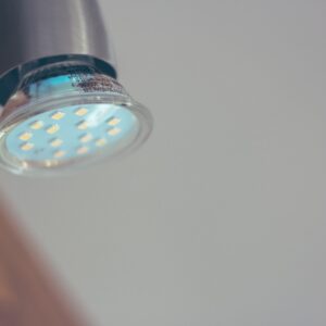 Bombilla LED encendida, símbolo de ahorro de energía en el hogar