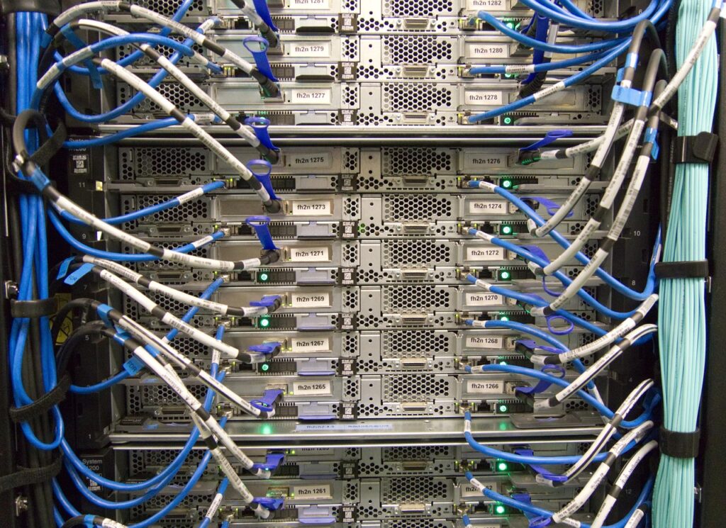 Rack de servidores con cables de red en un centro de datos