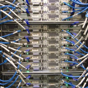 Rack de servidores con cables de red en un centro de datos
