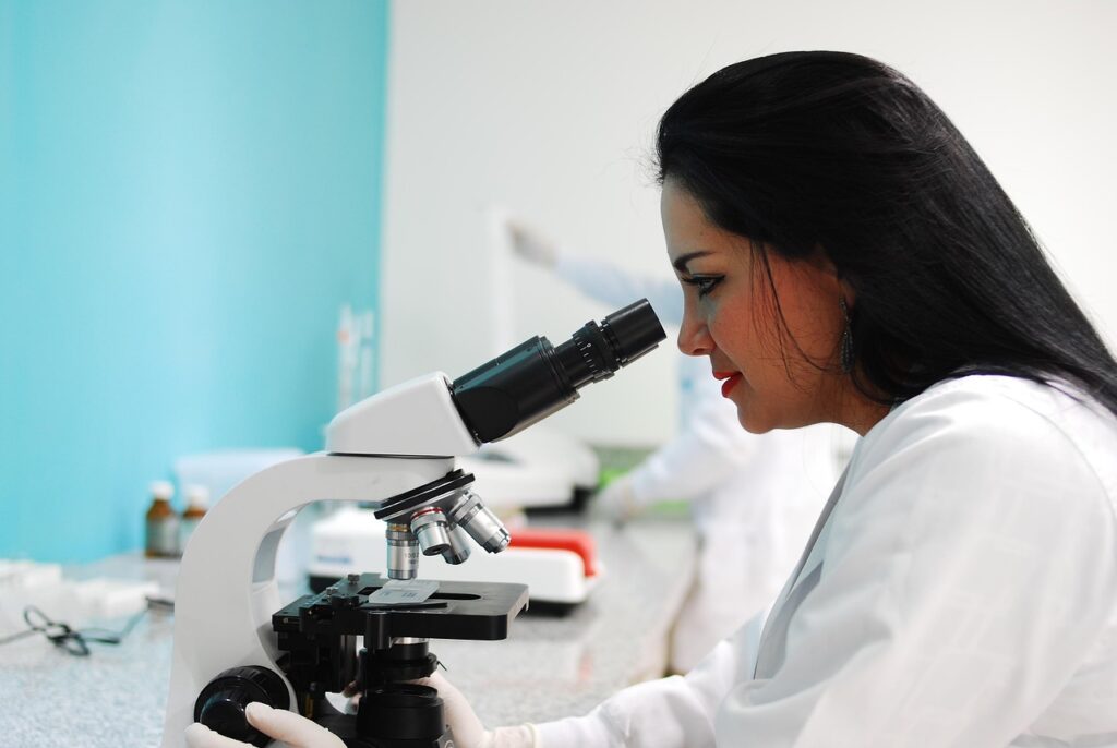 Microscopio en un laboratorio de investigación científica
