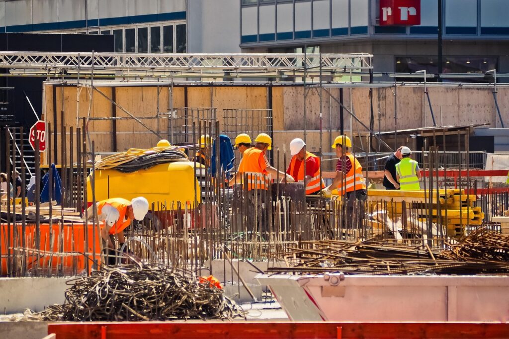 Trabajadores de la construcción con casco en una obra