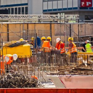 Trabajadores de la construcción con casco en una obra