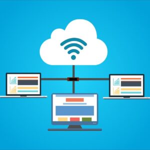 Ilustración de computación en la nube conectada a una computadora