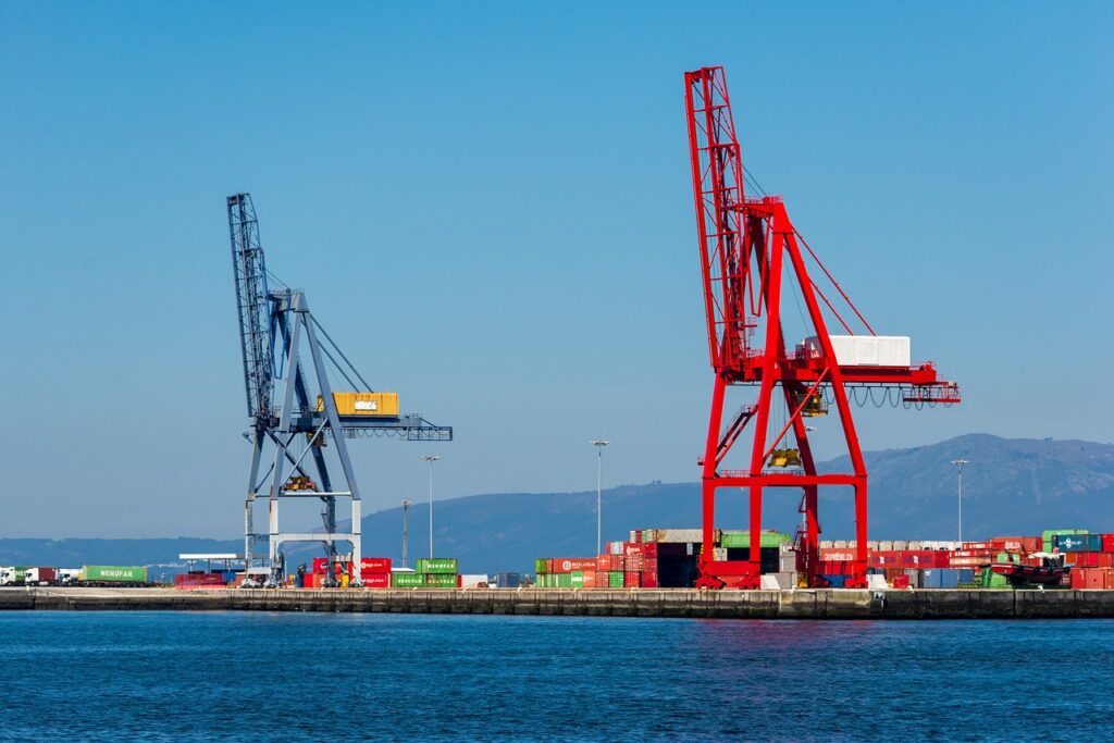Grúas y contenedores en un puerto marítimo (imagen ilustrativa)