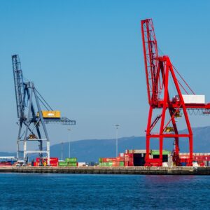 Grúas y contenedores en un puerto marítimo (imagen ilustrativa)
