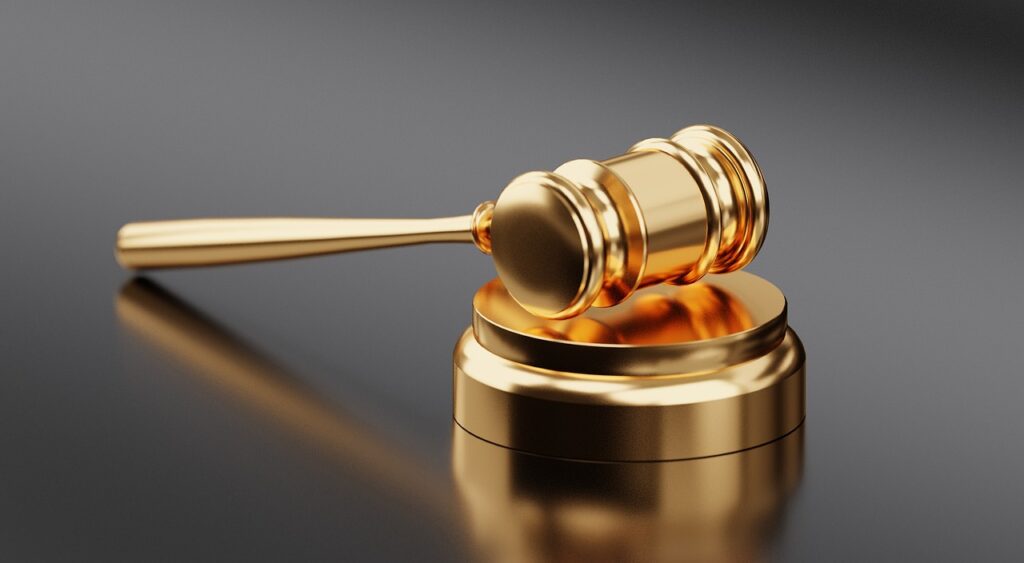Mazo de juez dorado, símbolo de una decisión judicial (imagen ilustrativa)