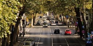 Autos circulando en una avenida urbana con tráfico (imagen ilustrativa)