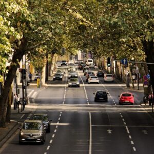 Autos circulando en una avenida urbana con tráfico (imagen ilustrativa)
