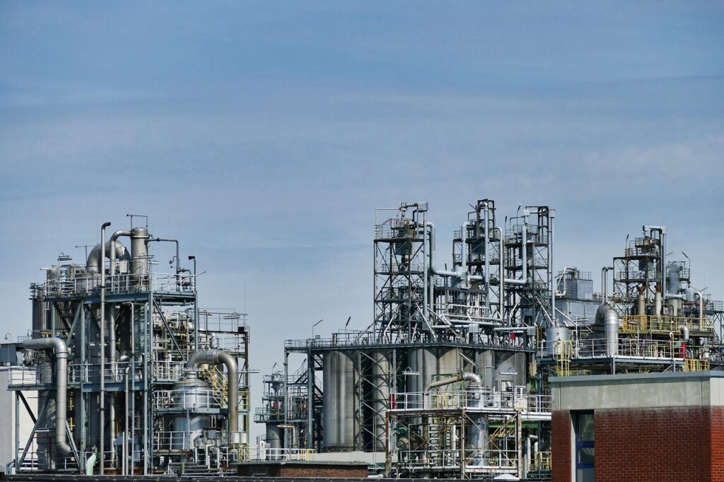 Silueta de una refinería de petróleo al atardecer