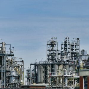 Silueta de una refinería de petróleo al atardecer