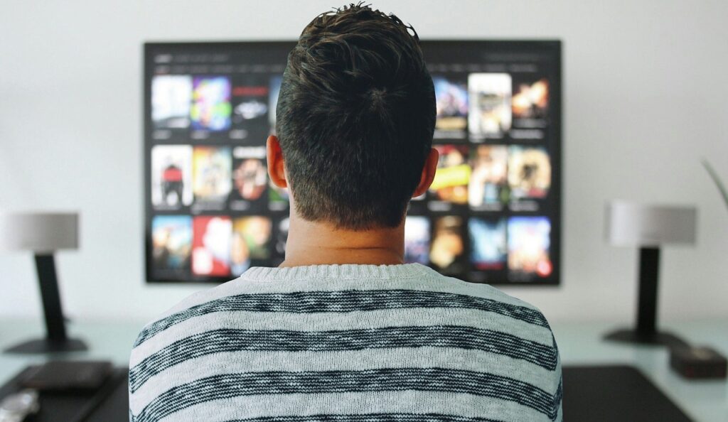 Ilustración de una persona viendo una película en un televisor