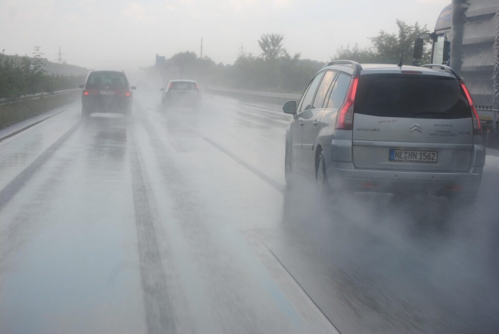 Carretera mojada con agua acumulada durante la lluvia