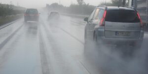 Carretera mojada con agua acumulada durante la lluvia