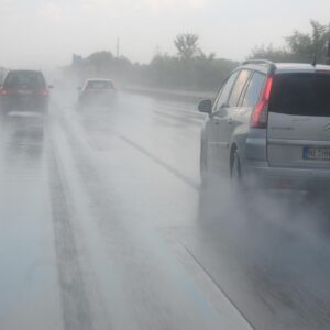 Carretera mojada con agua acumulada durante la lluvia
