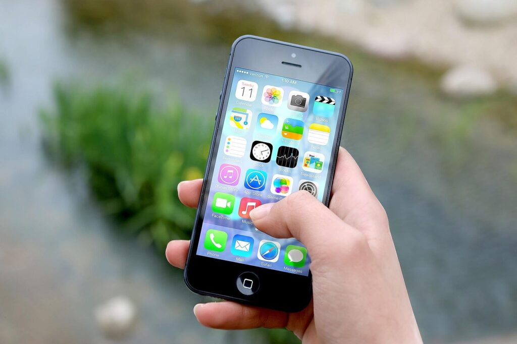 Mano deslizando la pantalla de un teléfono inteligente