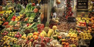 Puesto de mercado con frutas y verduras frescas (imagen ilustrativa)