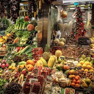 Puesto de mercado con frutas y verduras frescas (imagen ilustrativa)